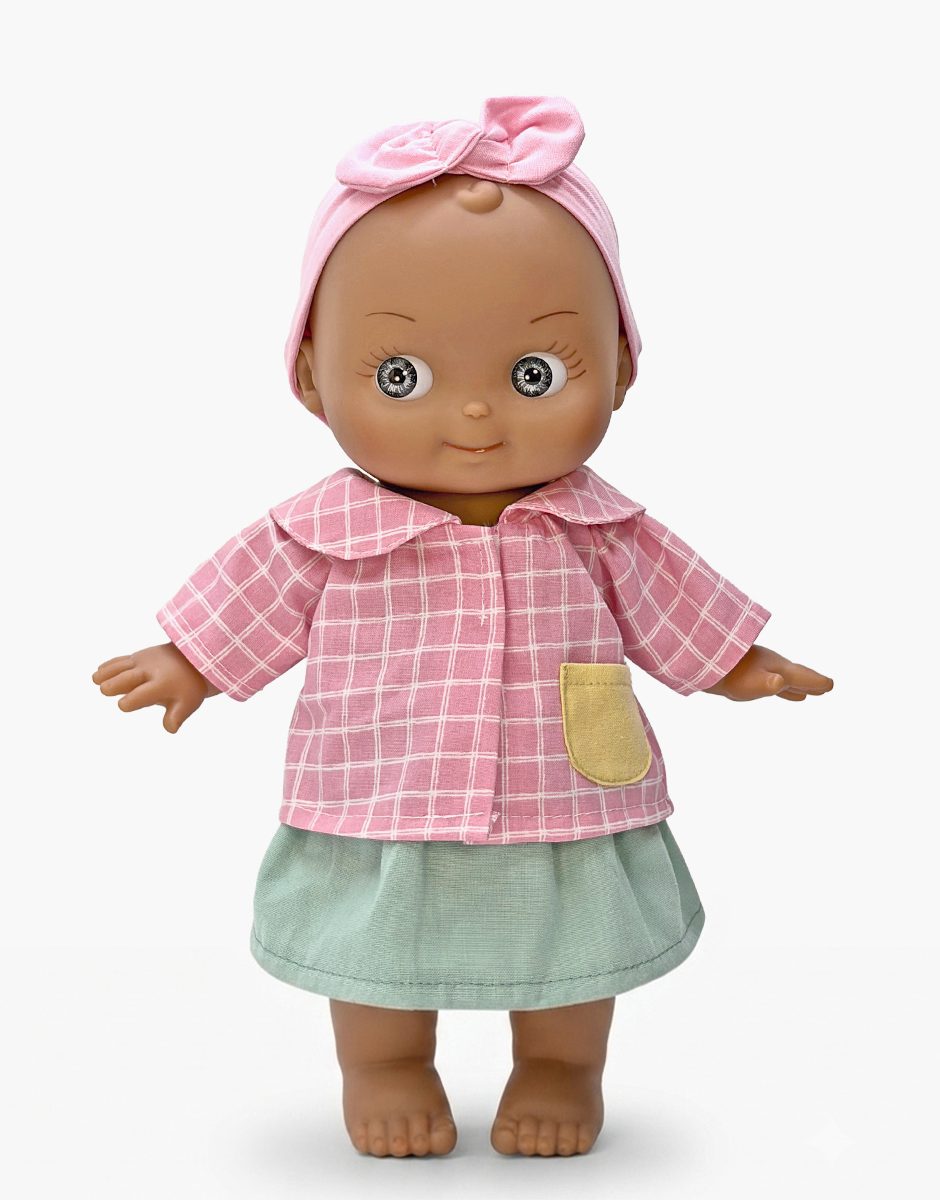 Maïa à l'école et son ensemble à carreaux rose