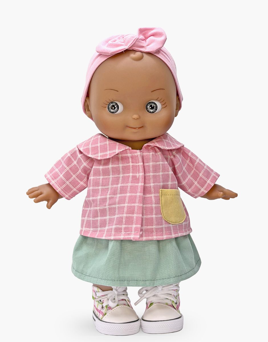 Maïa à l'école et son ensemble à carreaux rose