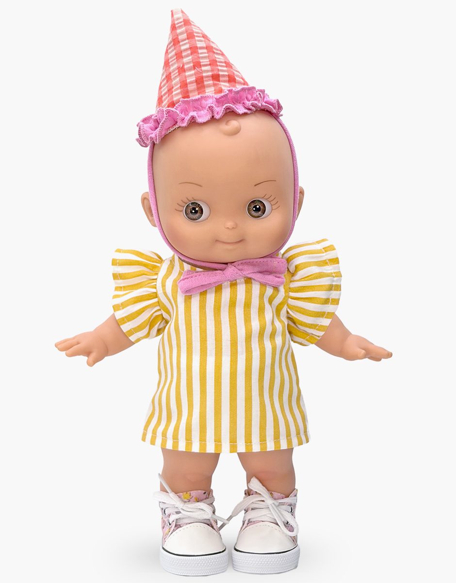 Ninon à l'école et sa tenue d'anniversaire rayée jaune