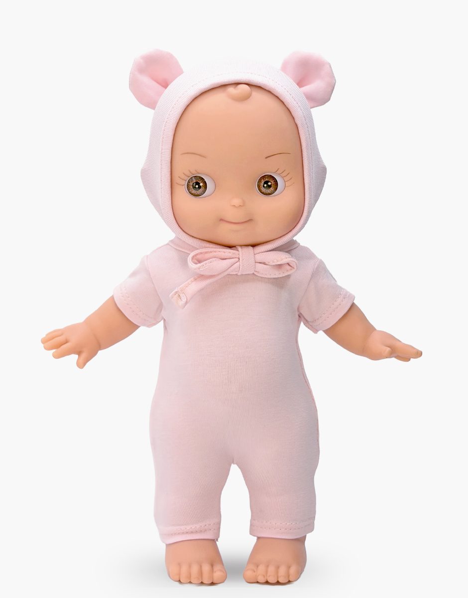 Ninon à la maison et son ensemble Souris rose pâle