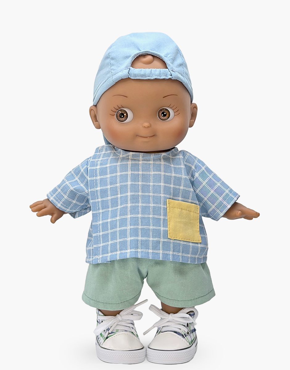Noah à l'école et son ensemble à carreaux bleu