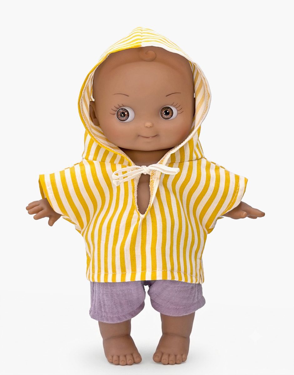 Noah à la plage et sa tenue rayée jaune