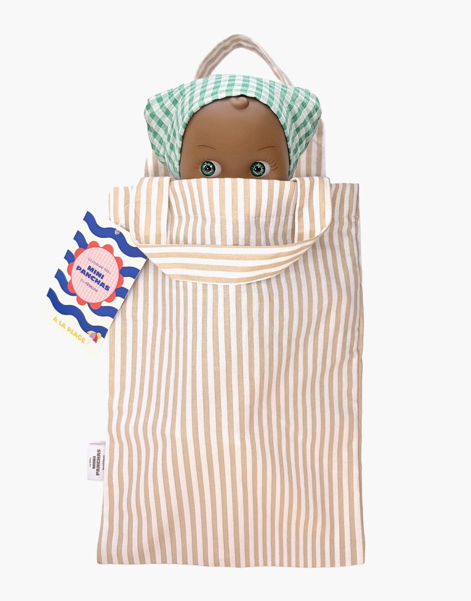 Prunelle à la plage et sa tenue rose bonbon