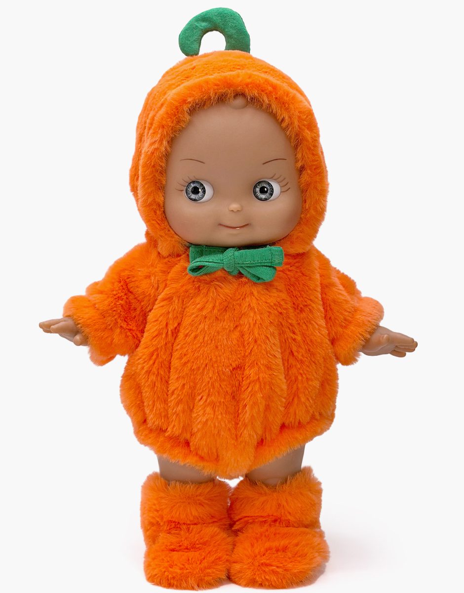 Maïa en fête et sa tenue de citrouille