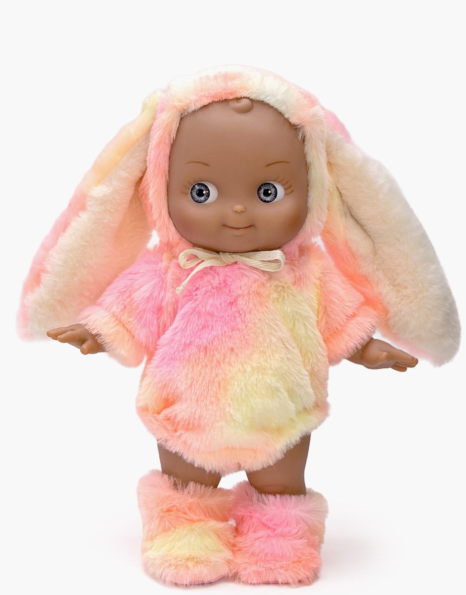 Maïa en Fantasia et sa tenue de lapin arc-en-ciel rose