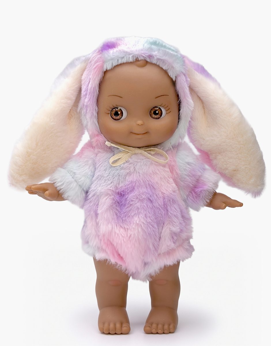 Noah en Fantasia et sa tenue de lapin arc-en-ciel lilas