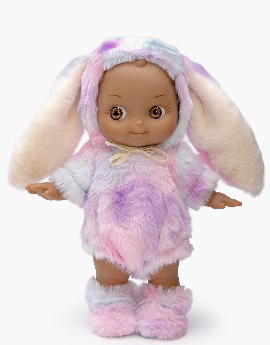 Noah en Fantasia et sa tenue de lapin arc-en-ciel lilas